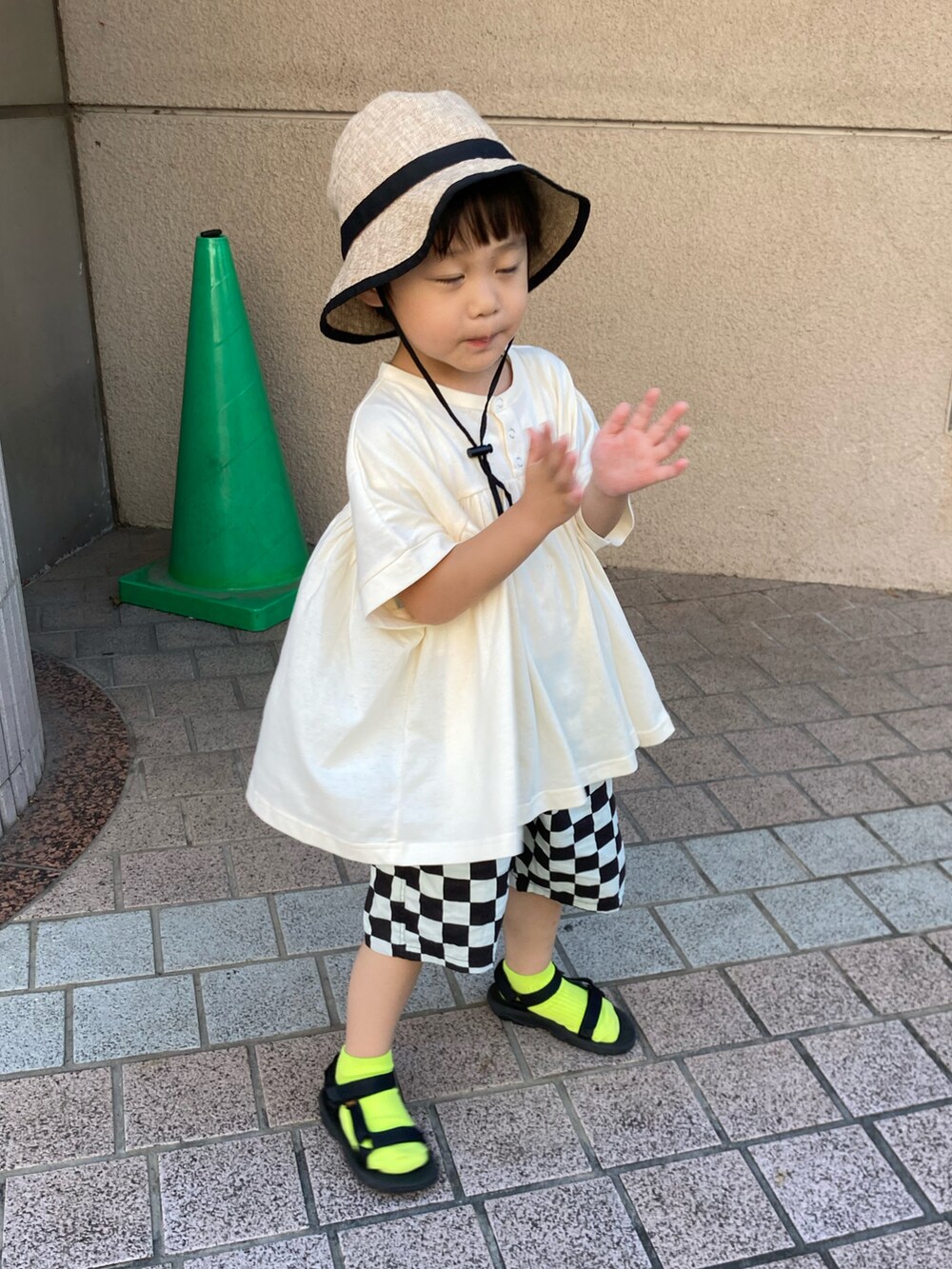 ホワイト系のTシャツ/カットソー、ブラック系のその他パンツ、ブラック系のサンダルを着用したキッズの夏コーディネートの5枚目の写真