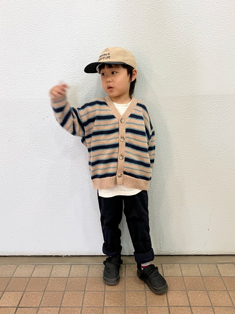 「休日スタイル、キャップ、カーディガン、ボーダー、ピンク、ピンク男子、ニット、5歳5ヶ月」｜「Birthdayの（54cm　tiny manon）（キャップ、ホワイト系）」を使った、haru☺︎さん（キッズ・110cm）の冬コーディネートの3枚目の写真