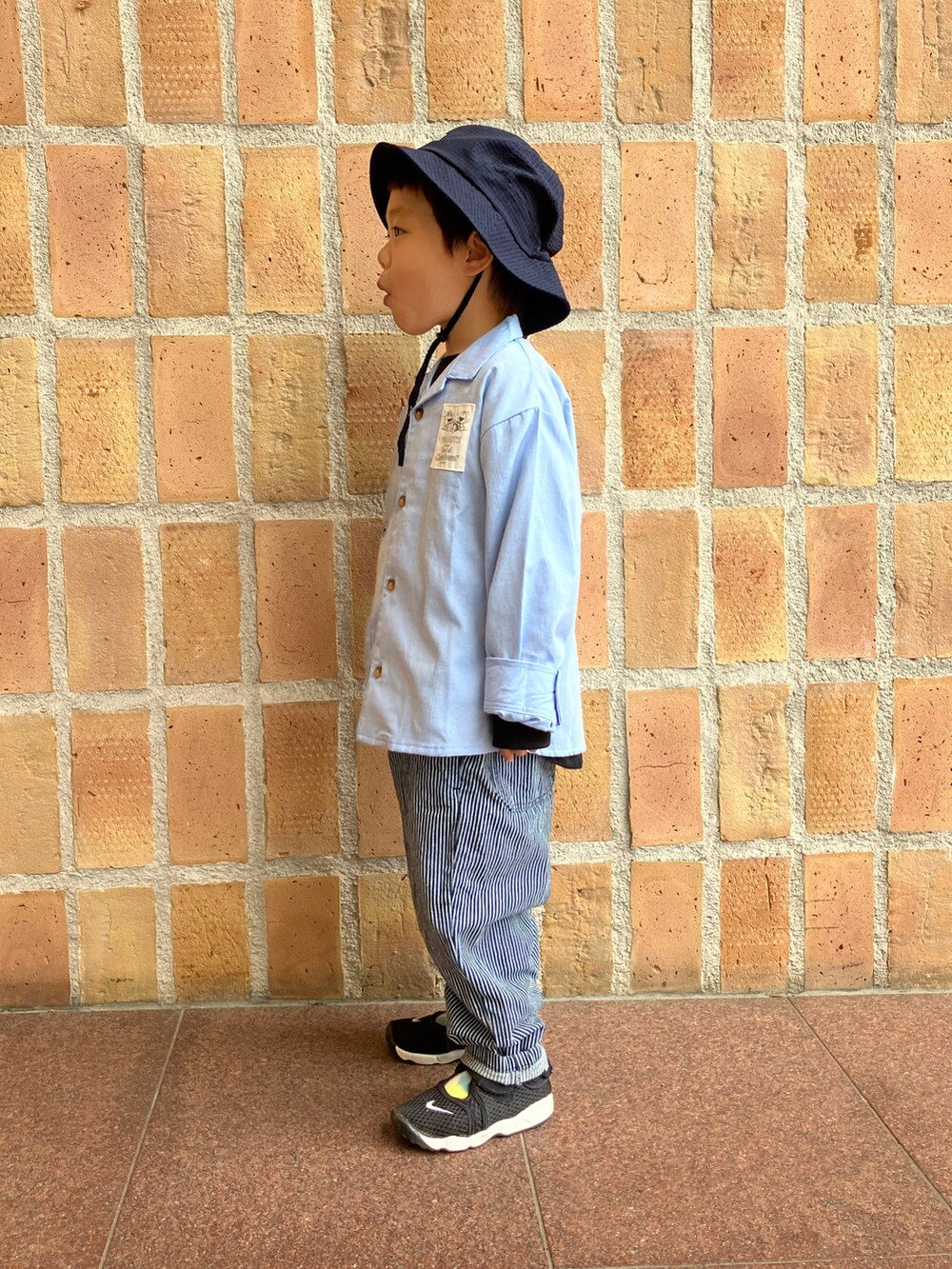 「シャツスタイル、ヒッコリー、エアリフト、開襟シャツ」｜「THE NORTH FACEのTHE NORTH FACE:Kids' Summer Cooling Hat（ハット、ブルー系）」を使った、haru☺︎さん（キッズ・100cm）の春コーディネートの4枚目の写真
