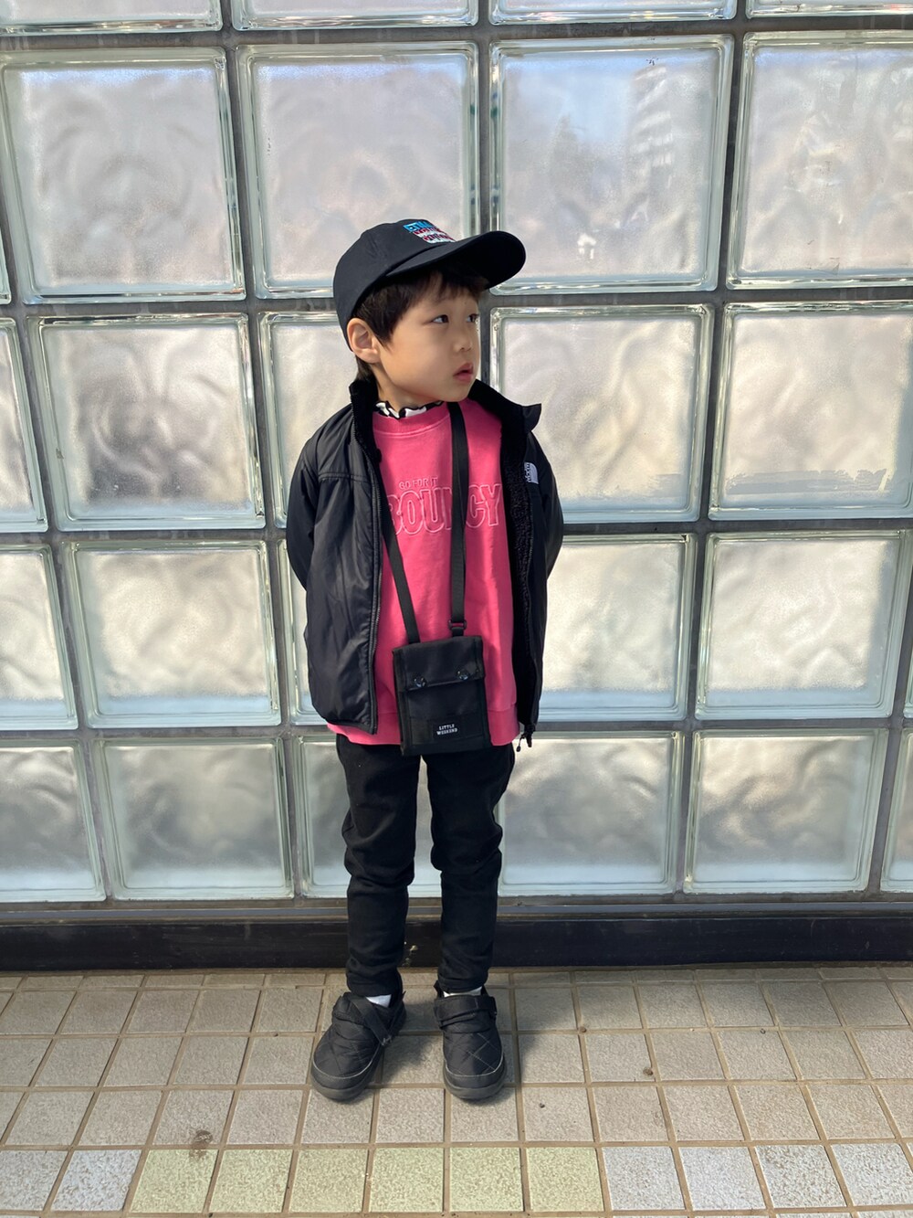 「春のおしゃ見えテクニック、モノトーン、スウェット、ピンク男子、キャップ、スキニーパンツ、5歳6ヶ月、littleweekend」|「LOWRYS FARMのツイルシシュウCAP 979830(キャップ、ブルー系)」を使った、haru☺︎さん(キッズ・110cm)の春コーディネートの2枚目の写真