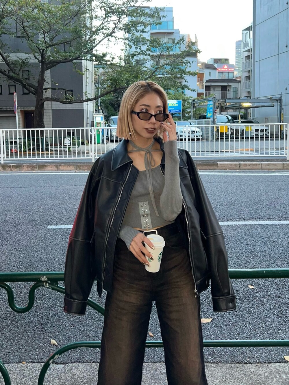 ブラック系のブルゾン、ブラック系のデニムパンツ、グレー系のニット/セーターを着用したレディースの秋コーディネートの2枚目の写真