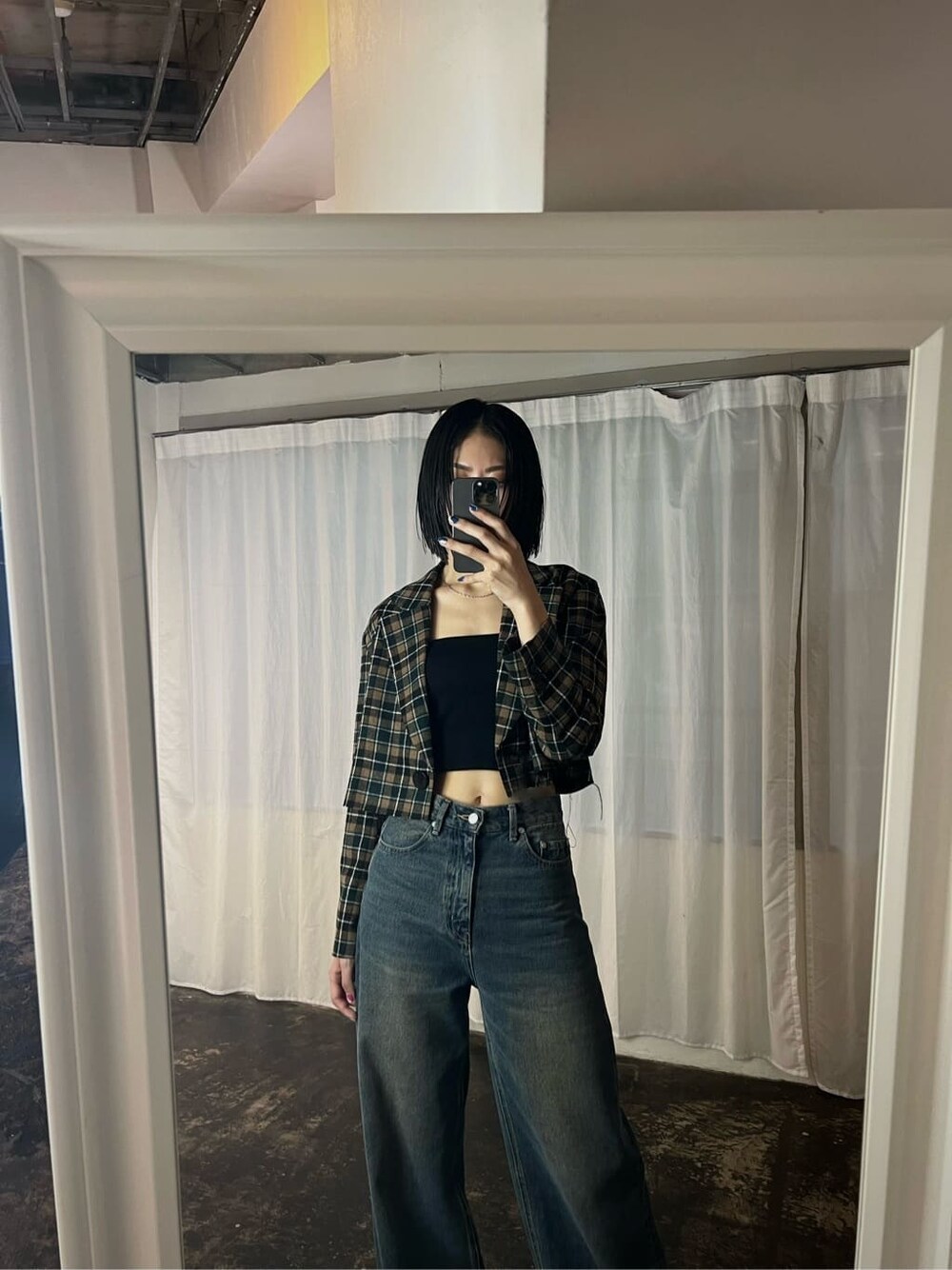 ブラック系のブーツ、その他のテーラードジャケット、ブルー系のデニムパンツを着用したレディースの夏コーディネートの4枚目の写真