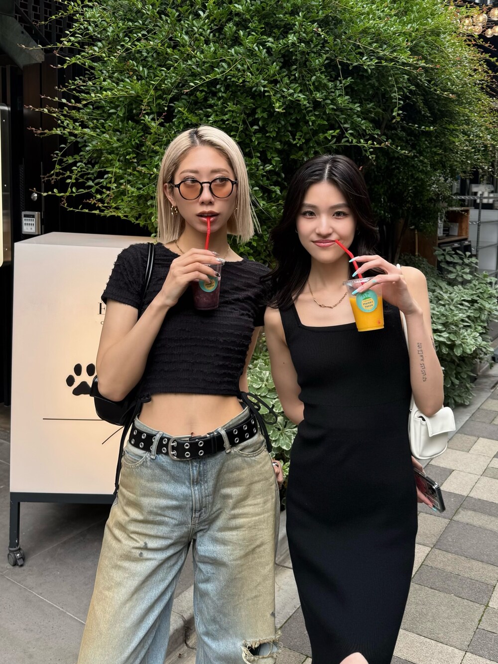 ブルー系のデニムパンツ、ブラック系のワンピース、ブルー系のTシャツ/カットソーを着用したレディースの春コーディネートの2枚目の写真