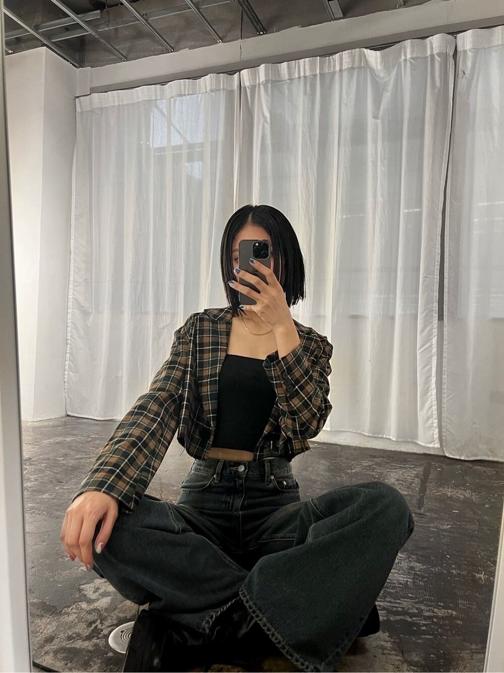 ブラック系のブーツ、その他のテーラードジャケット、ブルー系のデニムパンツを着用したレディースの夏コーディネートの3枚目の写真