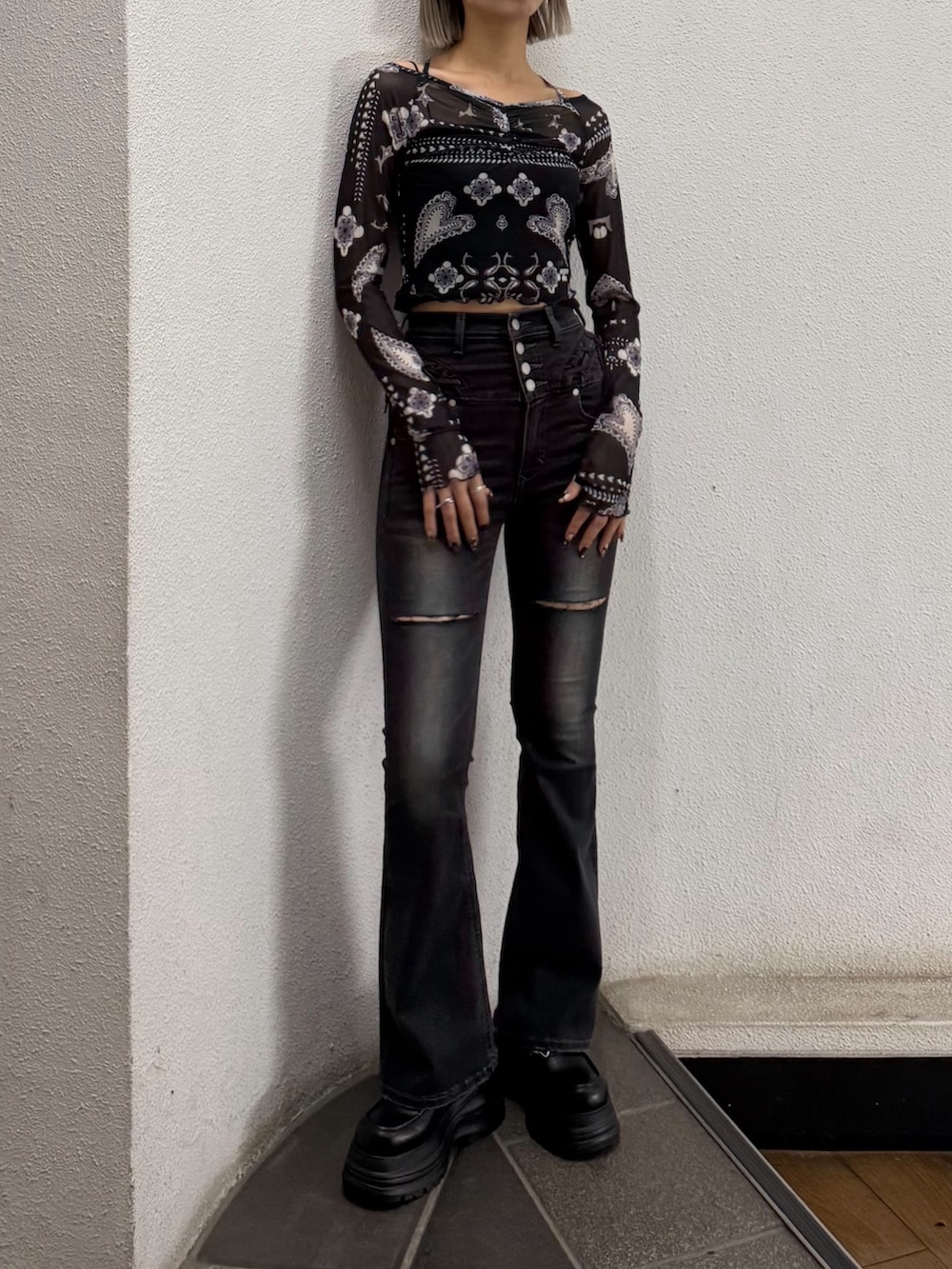 ブラック系のデニムパンツ、ブルー系のTシャツ/カットソー、ブラック系のローファーを着用したレディースの春コーディネートの2枚目の写真