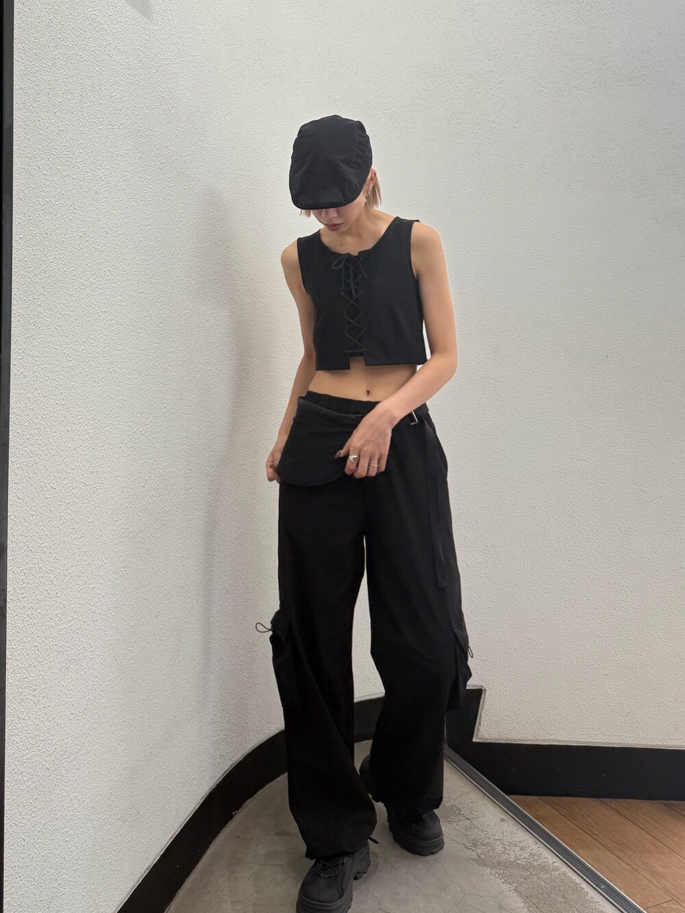 ブラック系のその他パンツ、ブラック系のTシャツ/カットソー、ホワイト系のシャツ/ブラウスを着用したレディースの夏コーディネートの5枚目の写真