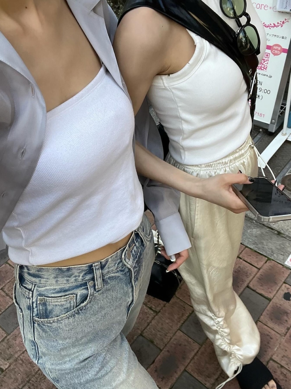 グレー系のシャツ/ブラウス、ホワイト系のその他パンツ、ホワイト系のタンクトップを着用したレディースの春コーディネートの4枚目の写真