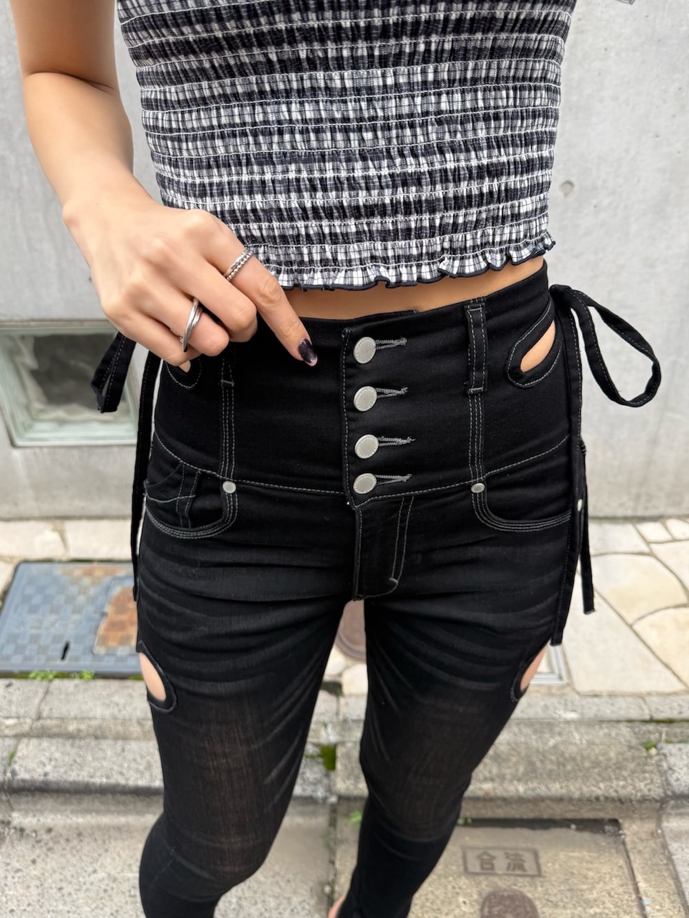 ブラック系のデニムパンツ、ブラック系のサンダル、その他のキャミソールを着用したレディースの春コーディネートの3枚目の写真
