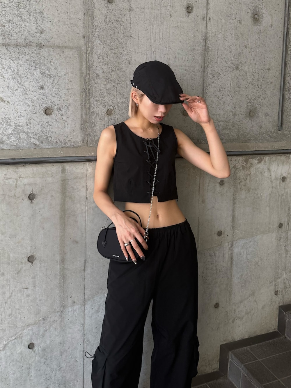 ブラック系のその他パンツ、ブラック系のTシャツ/カットソー、ホワイト系のシャツ/ブラウスを着用したレディースの夏コーディネートの3枚目の写真