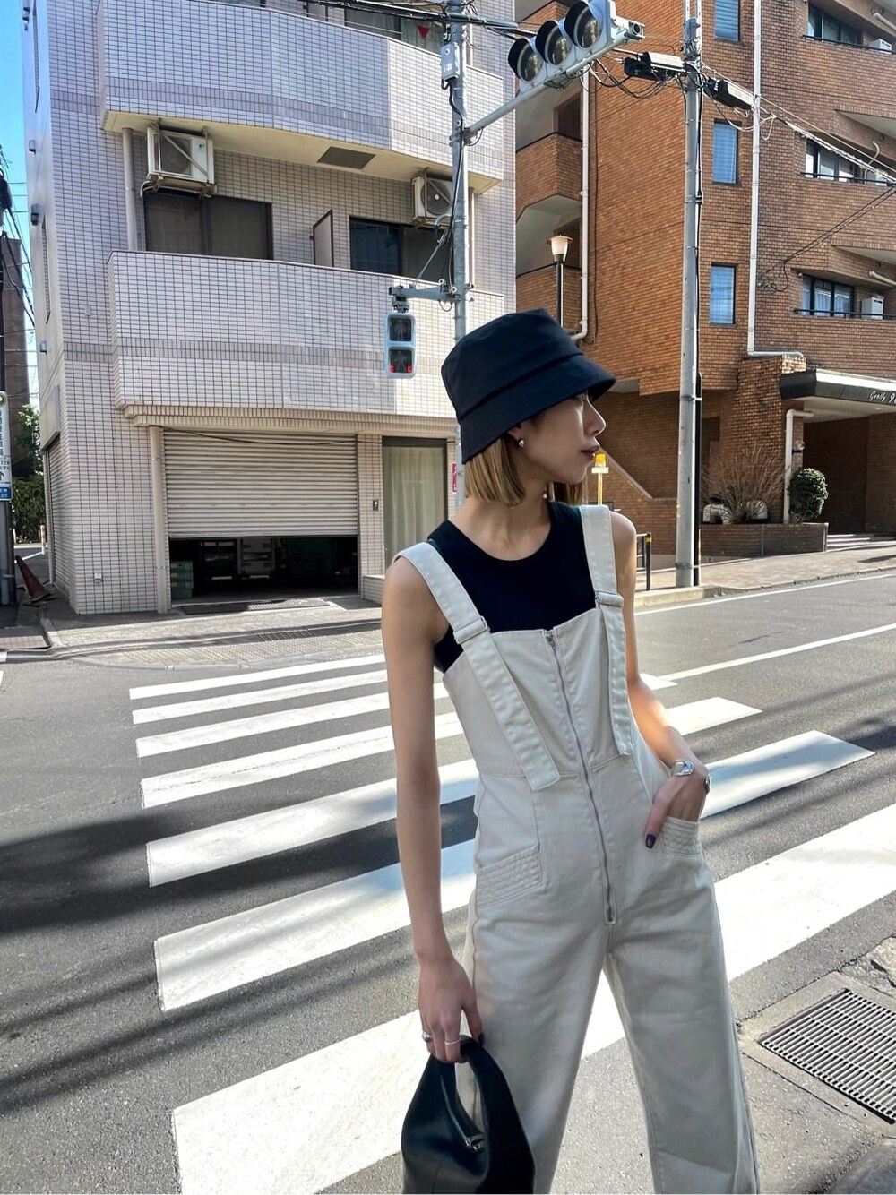「EMODAのボディカバーサロペット（つなぎ/オールインワン、ホワイト系）」を使った、大谷亜宥茄 (EMODA)さん（レディース・170cm）の夏コーディネートの4枚目の写真