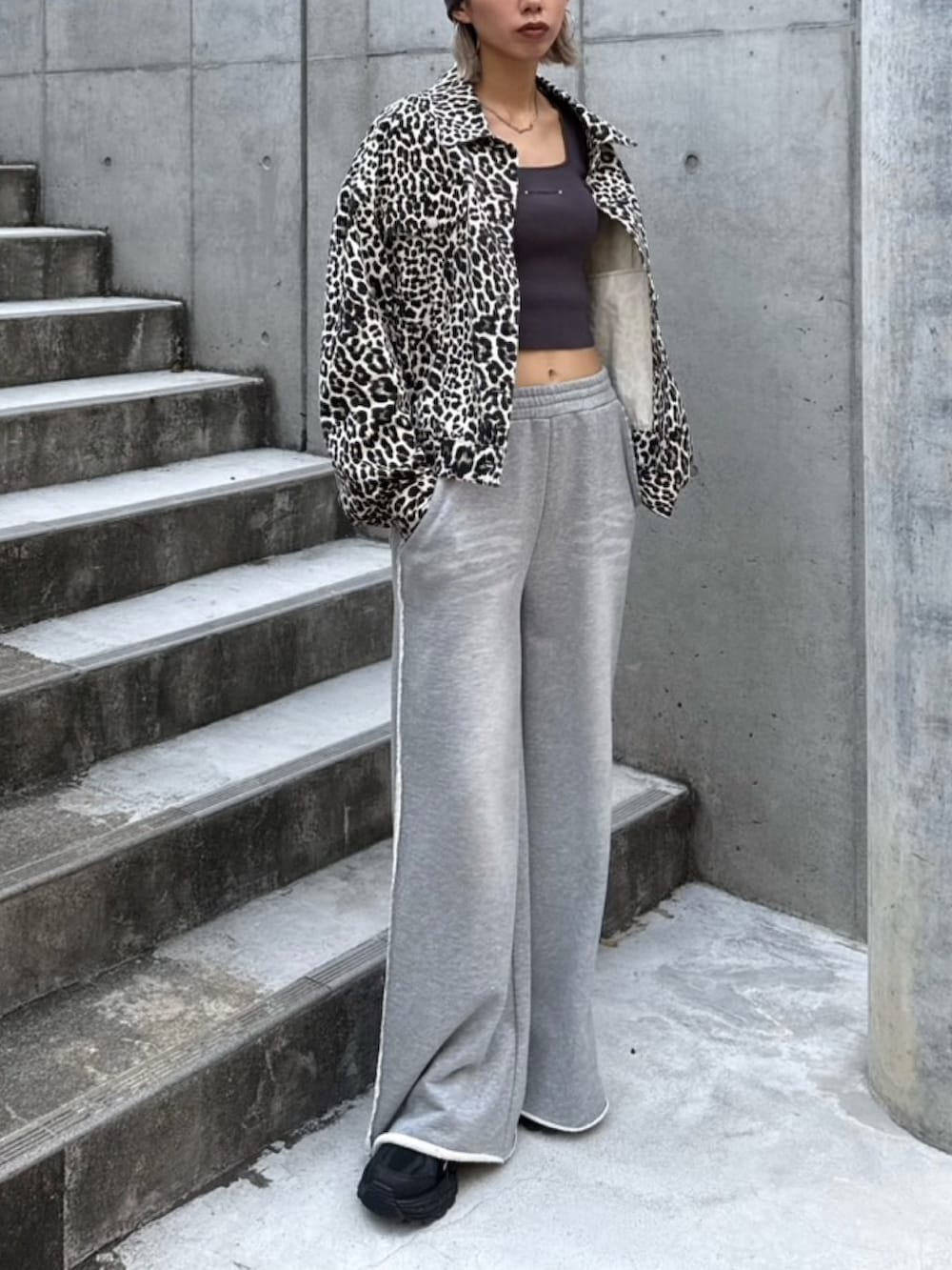 グレー系のスウェットパンツ、グレー系のTシャツ/カットソー、ホワイト系のブルゾンを着用したレディースの秋コーディネートの3枚目の写真