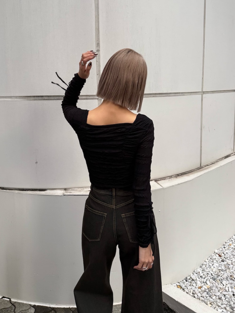 ブルー系のデニムパンツ、ブラック系のTシャツ/カットソー、ブラック系のローファーを着用したレディースの春コーディネートの5枚目の写真