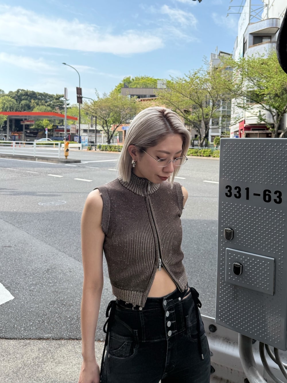 ブラック系のデニムパンツ、ブラック系のハンドバッグ、ブラック系のサンダルを着用したレディースの夏コーディネートの3枚目の写真