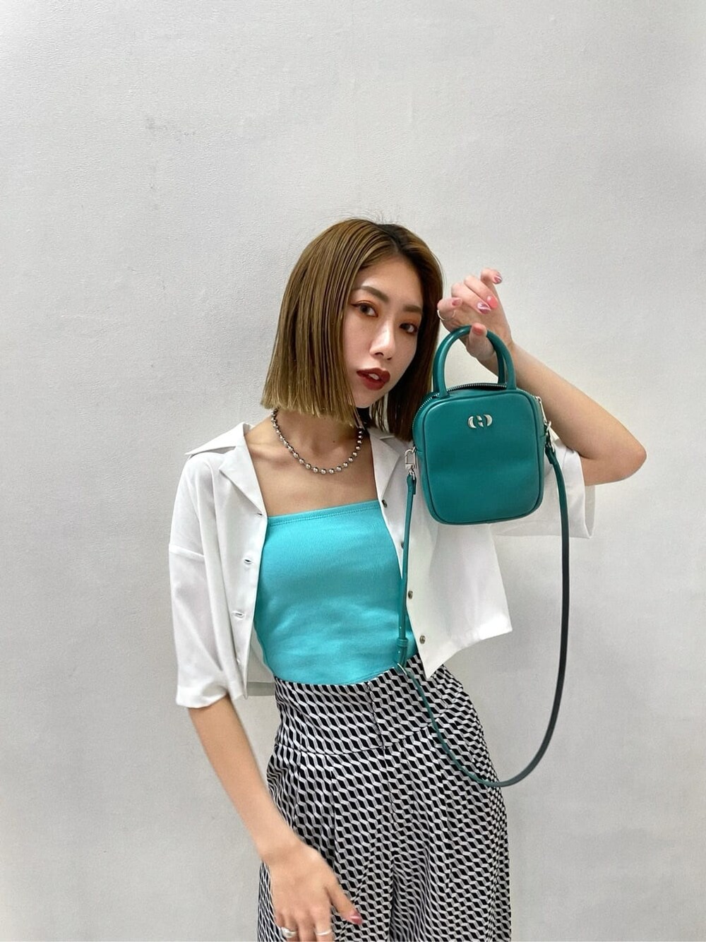 ブラック系のサンダル、ブルー系のキャミソール、ホワイト系のシャツ/ブラウスを着用したレディースの春コーディネートの4枚目の写真