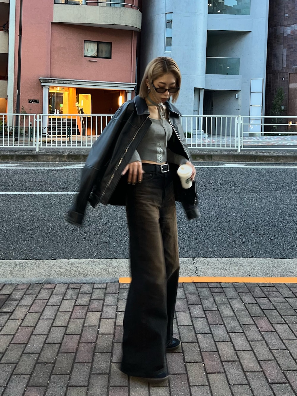 ブラック系のブルゾン、ブラック系のデニムパンツ、グレー系のニット/セーターを着用したレディースの秋コーディネートの4枚目の写真