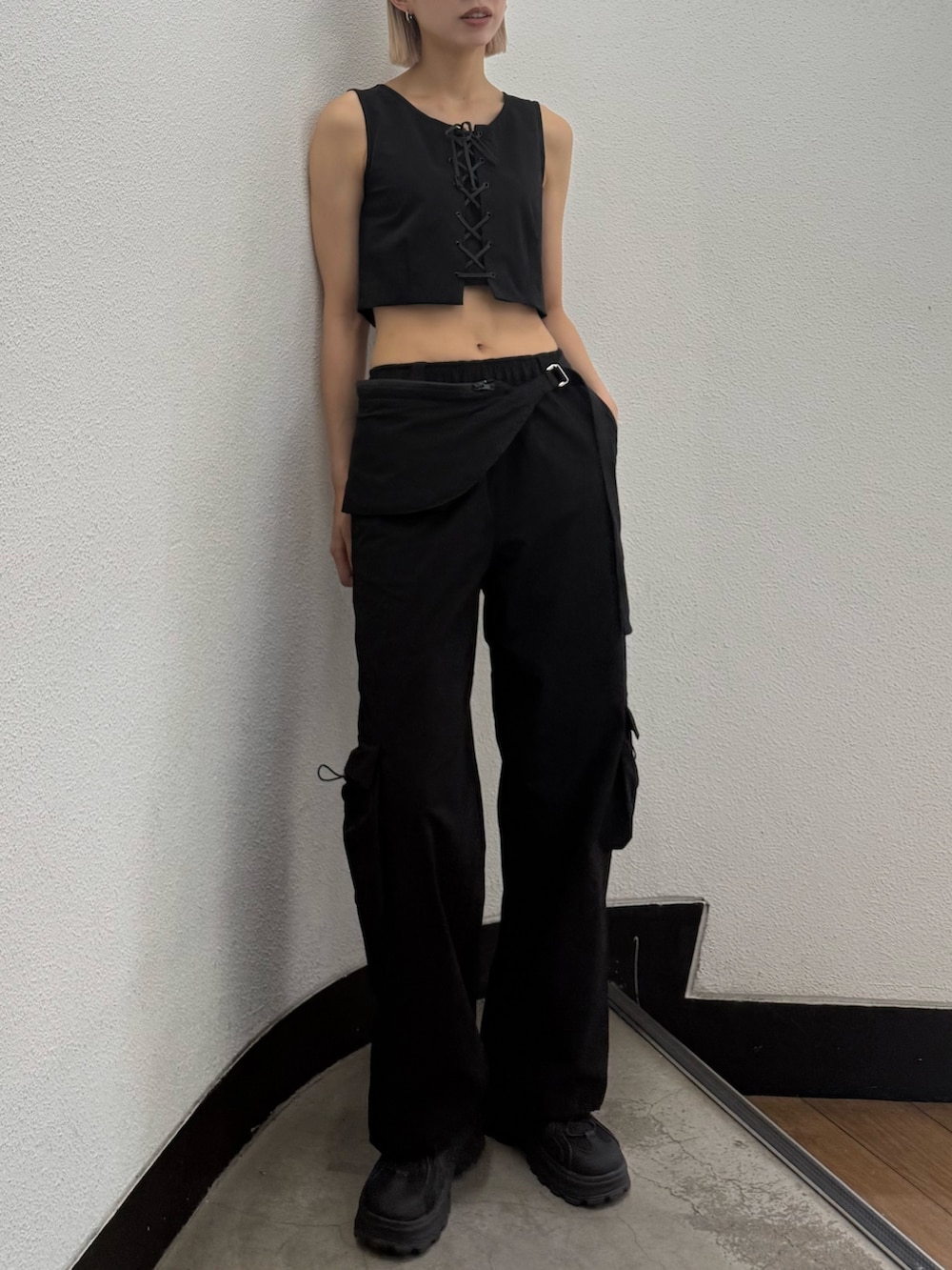 ブラック系のその他パンツ、ブラック系のTシャツ/カットソー、ホワイト系のシャツ/ブラウスを着用したレディースの夏コーディネートの4枚目の写真