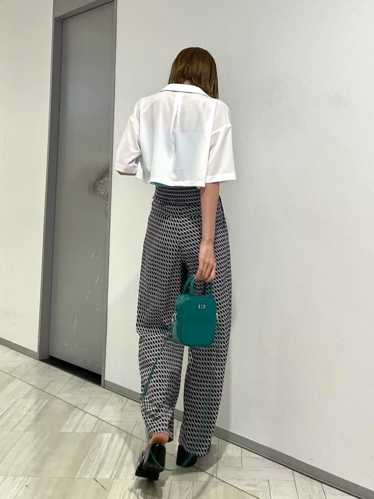 ブラック系のサンダル、ブルー系のキャミソール、ホワイト系のシャツ/ブラウスを着用したレディースの春コーディネートの2枚目の写真