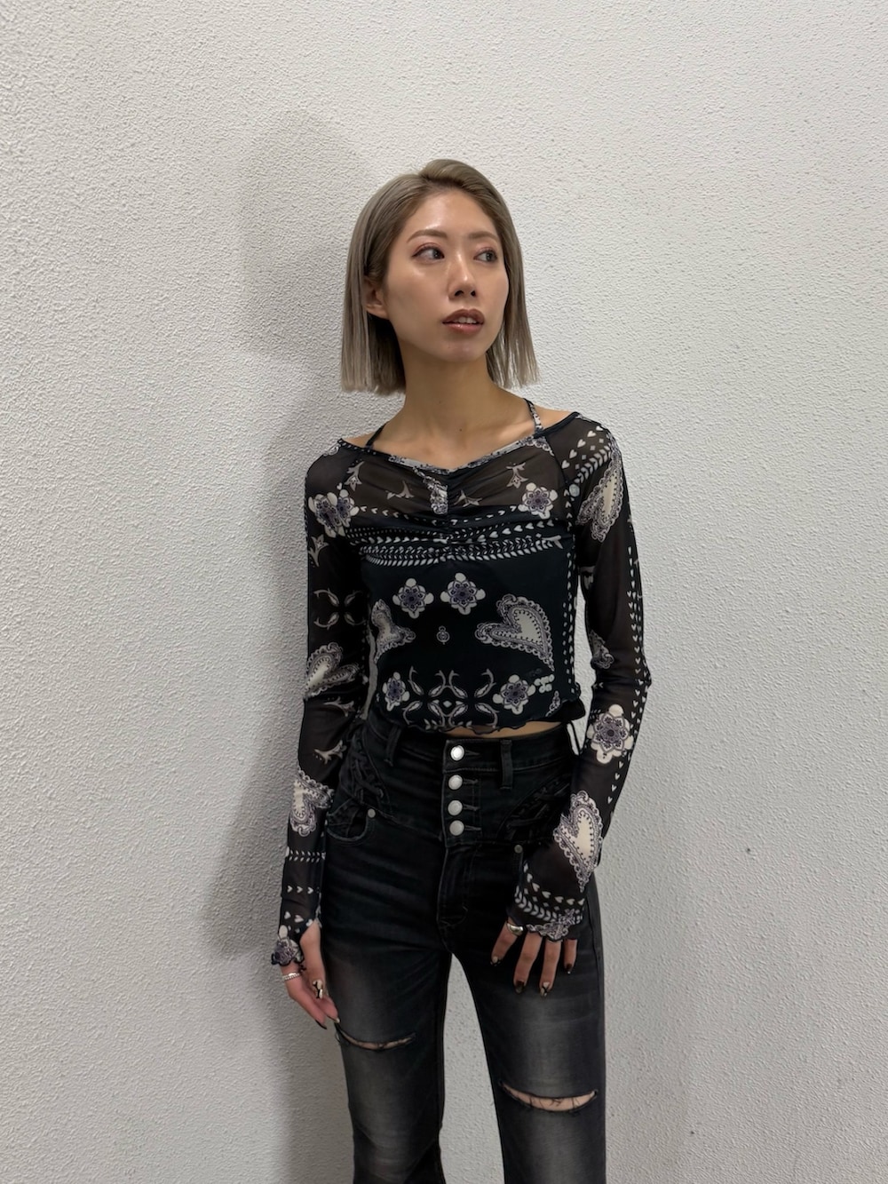 ブラック系のデニムパンツ、ブルー系のTシャツ/カットソー、ブラック系のローファーを着用したレディースの春コーディネートの4枚目の写真