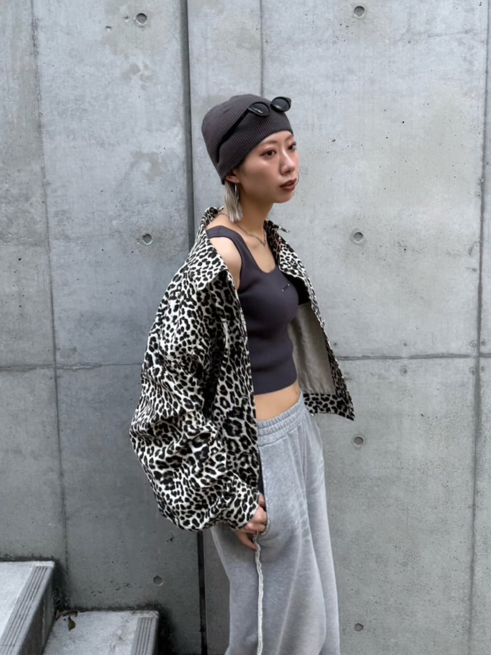 グレー系のスウェットパンツ、グレー系のTシャツ/カットソー、ホワイト系のブルゾンを着用したレディースの秋コーディネートの4枚目の写真