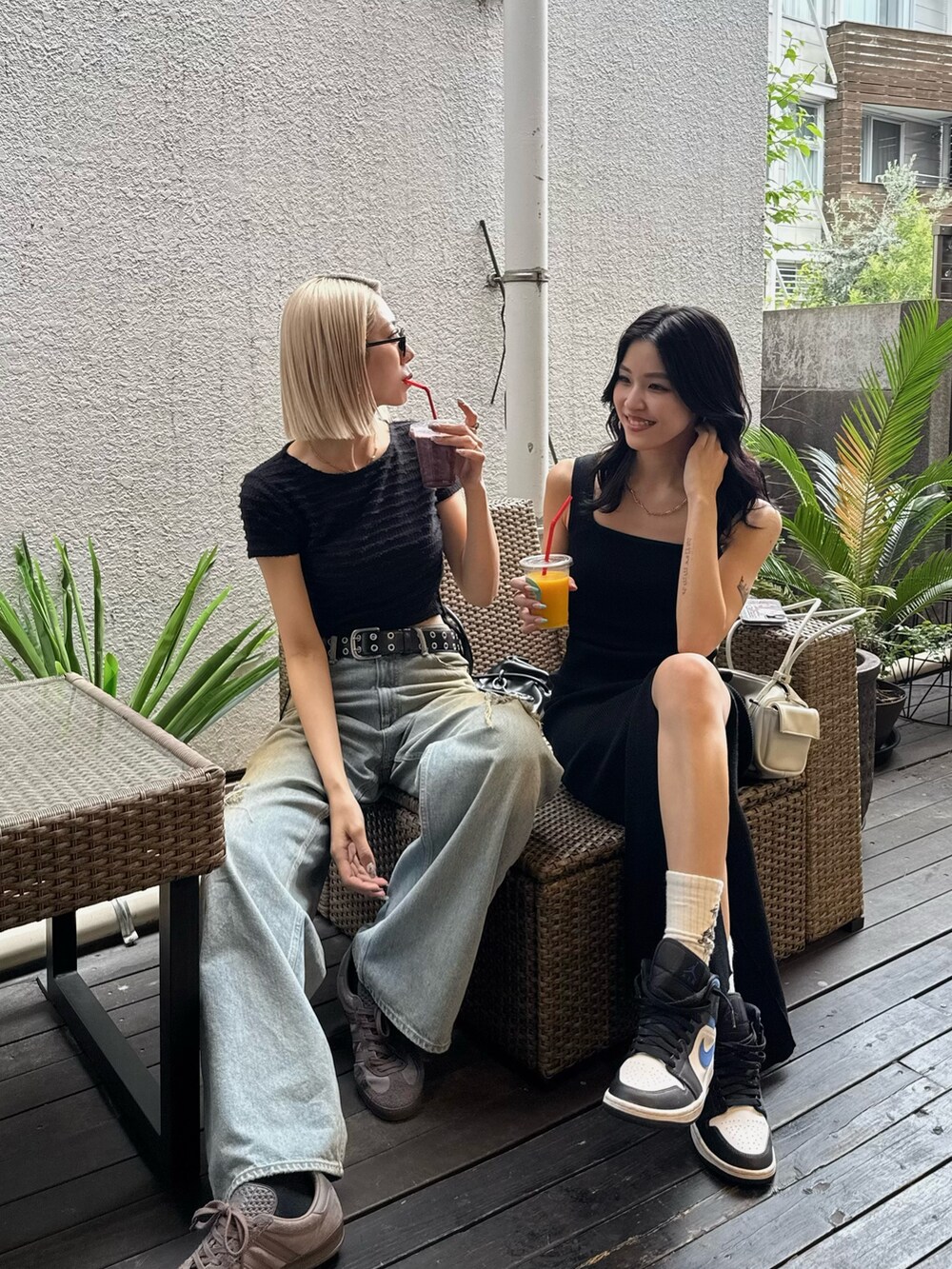 ブルー系のデニムパンツ、ブラック系のワンピース、ブルー系のTシャツ/カットソーを着用したレディースの春コーディネートの3枚目の写真