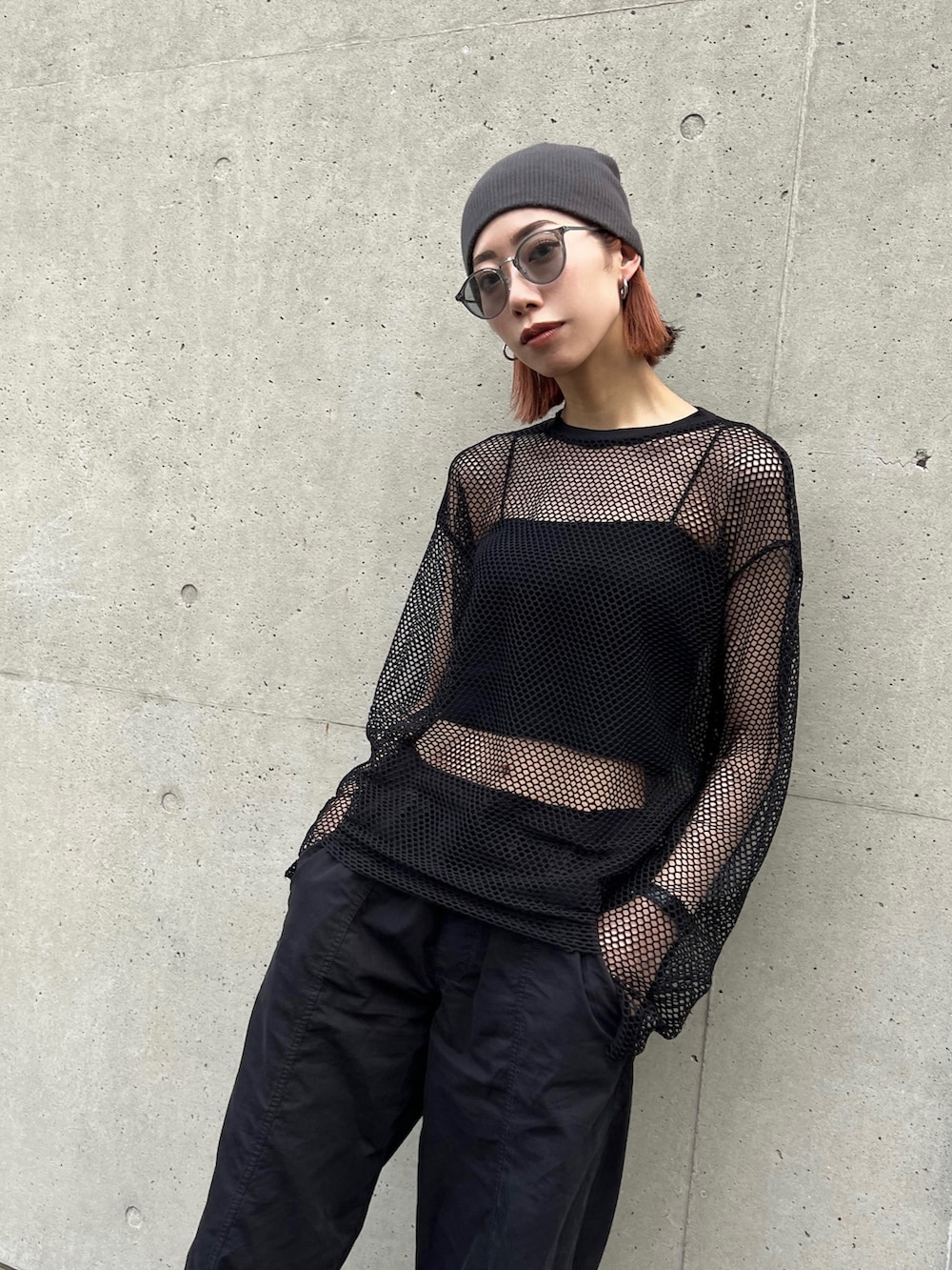 「EMODA、オールブラック、スニーカーコーデ、ニューバランス、ニューバランス2002、メッシュ、メッシュトップス、ニットキャップ」｜「EMODAのメッシュオーバートップ（Tシャツ/カットソー、ブラック系）」を使った、大谷亜宥茄 (EMODA)さん（レディース・170cm）の夏コーディネートの2枚目の写真