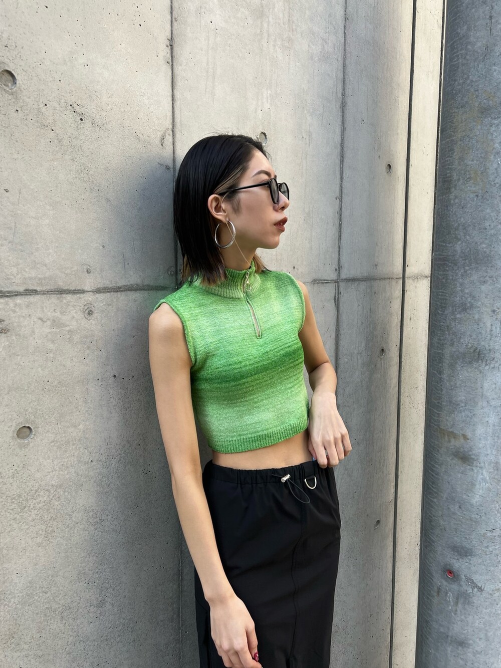「EMODA、カーゴスカート、グリーンコーデ、ロングスカート、ニットタンク、春服、ハーフジップ、パステル映える春、高身長コーデ」｜「EMODAのカーゴマキシスカート（スカート、ブラック系）」を使った、大谷亜宥茄 (EMODA)さん（レディース・170cm）の春コーディネートの3枚目の写真
