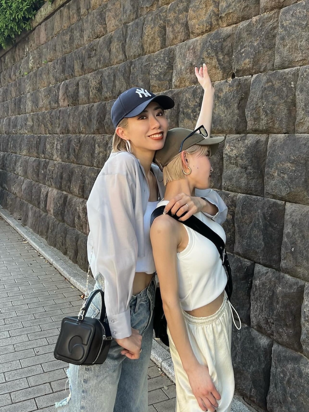 グレー系のシャツ/ブラウス、ホワイト系のその他パンツ、ホワイト系のタンクトップを着用したレディースの春コーディネートの3枚目の写真