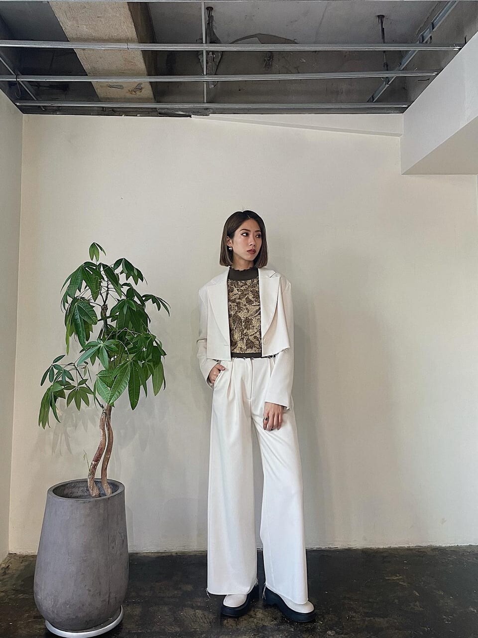 ホワイト系のブーツ、ホワイト系のその他パンツ、ホワイト系のテーラードジャケットを着用したレディースの冬コーディネートの3枚目の写真