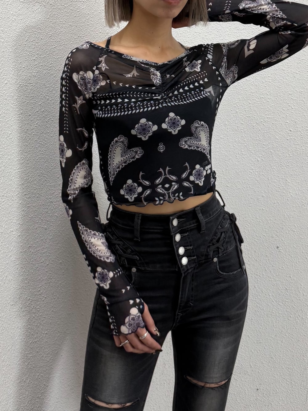 ブラック系のデニムパンツ、ブルー系のTシャツ/カットソー、ブラック系のローファーを着用したレディースの春コーディネートの3枚目の写真