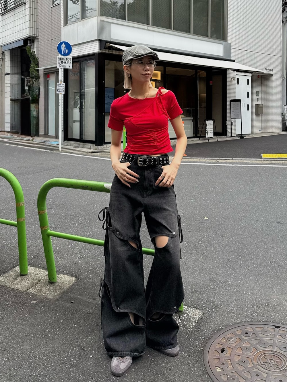 レッド系のTシャツ/カットソー、ブラック系のデニムパンツ、グレー系のハンチング/ベレー帽を着用したレディースの夏コーディネートの4枚目の写真