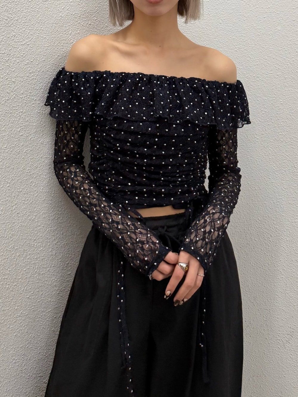 ブラック系のその他パンツ、ブルー系のTシャツ/カットソー、ホワイト系のパンプスを着用したレディースの秋コーディネートの5枚目の写真