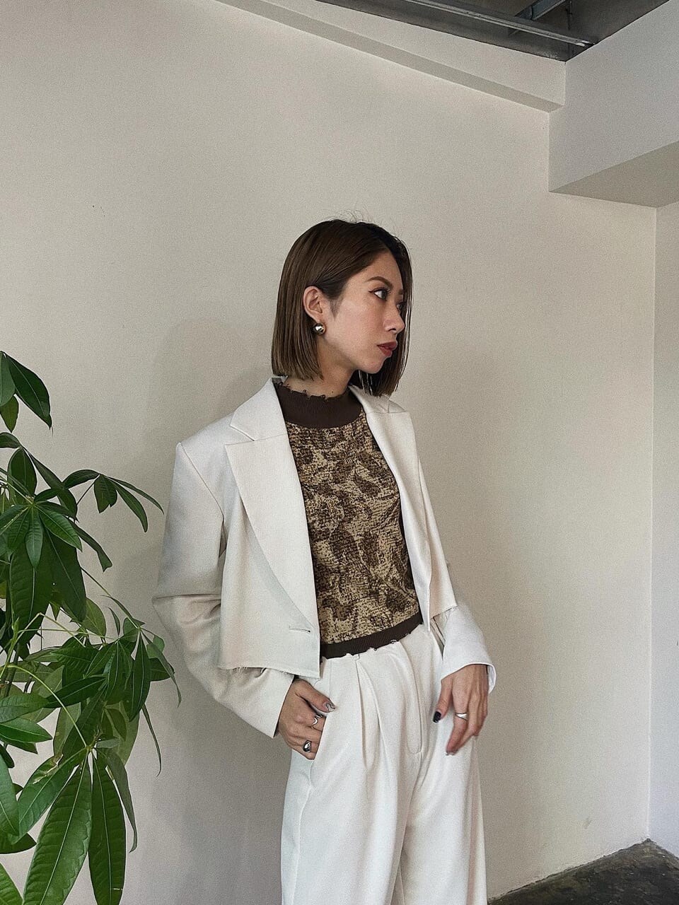 ホワイト系のブーツ、ホワイト系のその他パンツ、ホワイト系のテーラードジャケットを着用したレディースの冬コーディネートの2枚目の写真