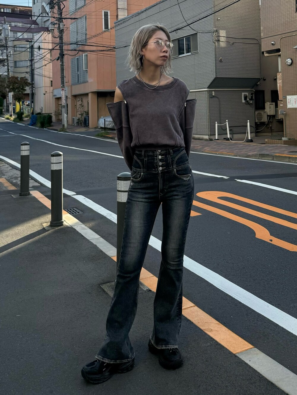 ブルー系のデニムパンツ、ブラック系のスニーカーを着用したレディースの秋コーディネートの5枚目の写真
