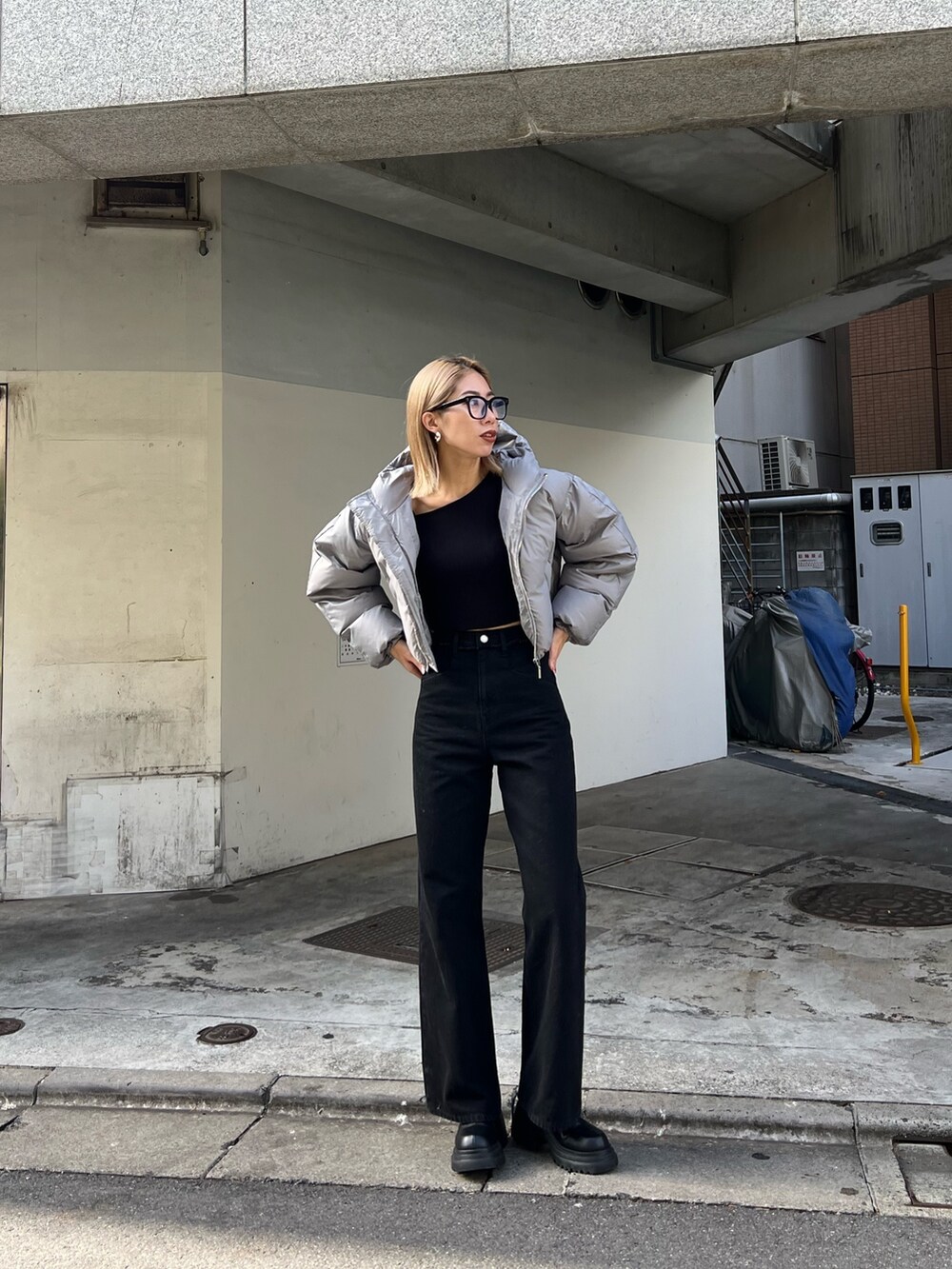 「エモダ、EMODA、ダウン、ダウンジャケット、ファッションを楽しもう、デニム、韓国ファッション、冬アウター」｜「EMODAのショートボリュームパフダウン（ダウンジャケット/コート、グレー系）」を使った、大谷亜宥茄 (EMODA)さん（レディース・170cm）の秋コーディネートの3枚目の写真