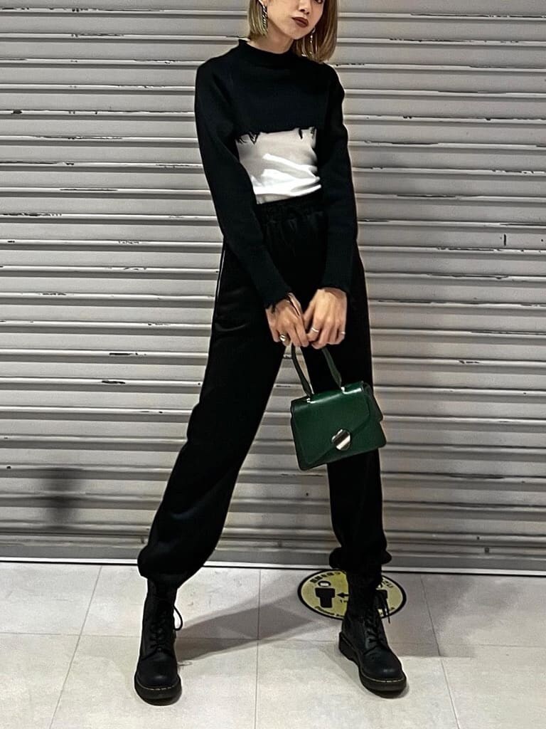 ブラック系のその他パンツ、ブラック系のニット/セーター、ホワイト系のキャミソールを着用したレディースの秋コーディネートの3枚目の写真