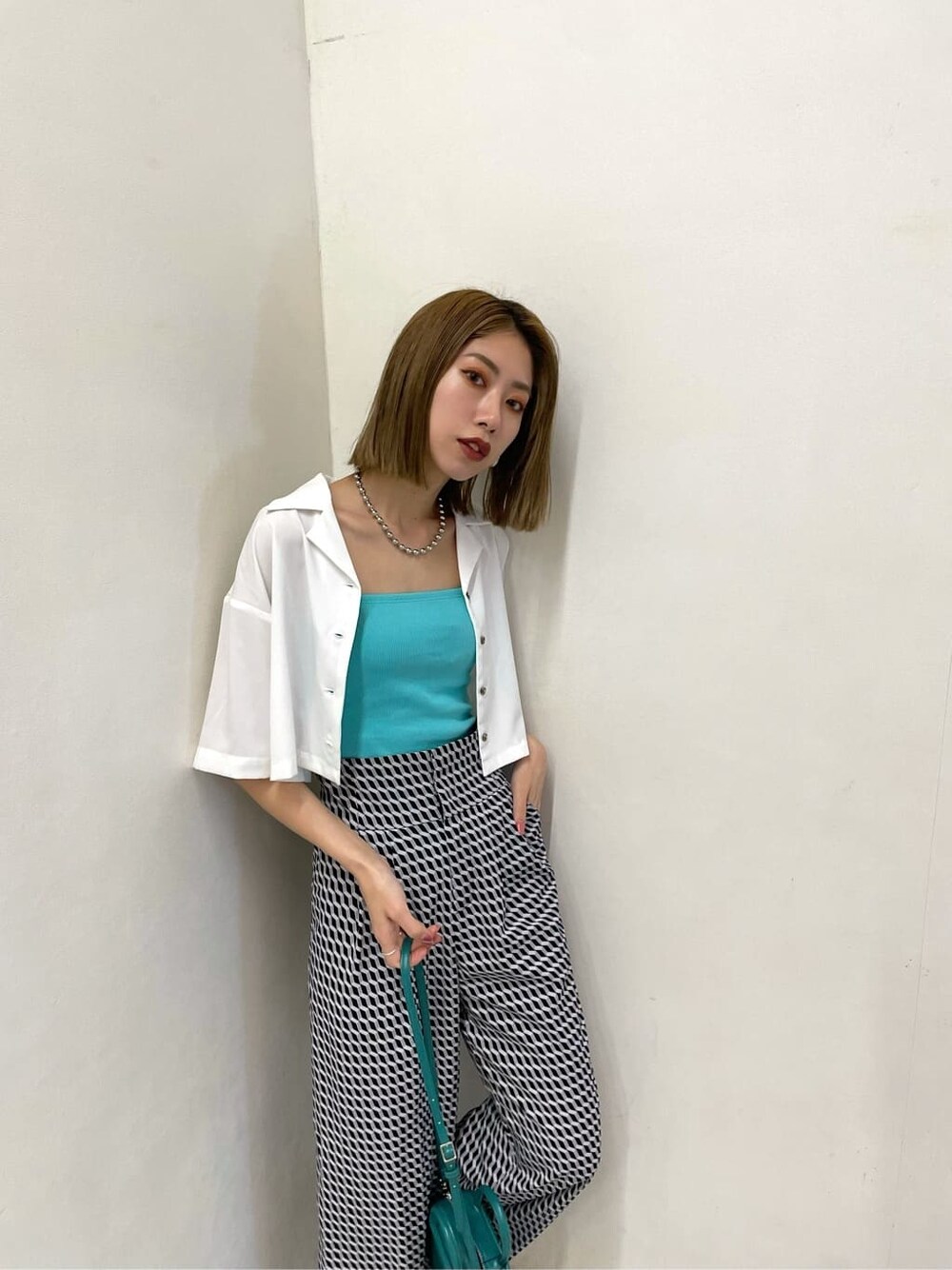 ブラック系のサンダル、ブルー系のキャミソール、ホワイト系のシャツ/ブラウスを着用したレディースの春コーディネートの3枚目の写真