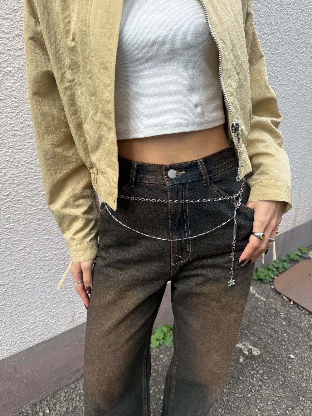 ブルー系のデニムパンツ、ホワイト系のスニーカー、イエロー系のブルゾンを着用したレディースの冬コーディネートの6枚目の写真