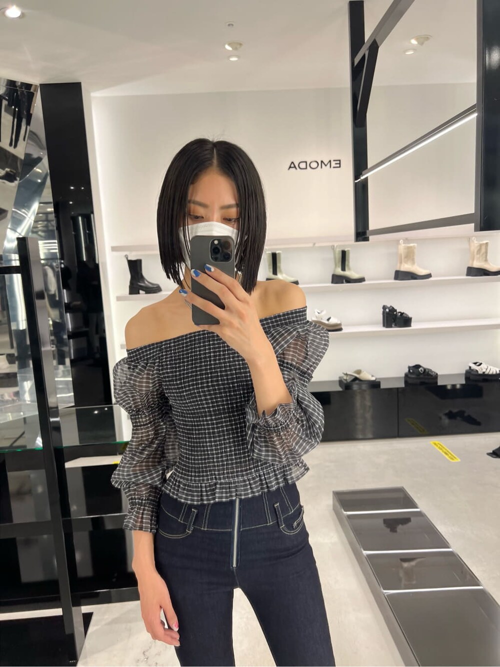 ブルー系のデニムパンツ、その他のTシャツ/カットソー、ブラック系のサンダルを着用したレディースの夏コーディネートの2枚目の写真