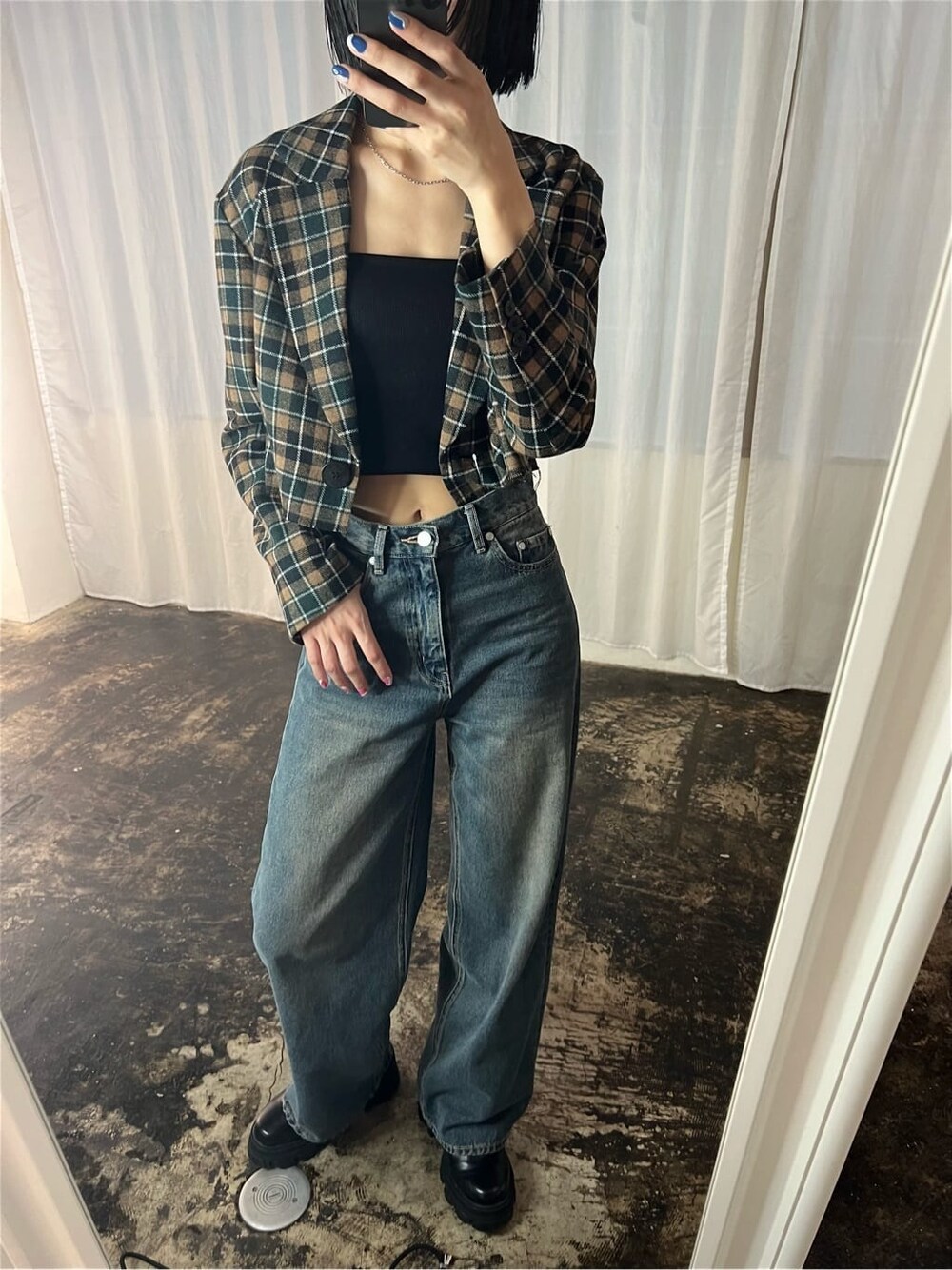 ブラック系のブーツ、その他のテーラードジャケット、ブルー系のデニムパンツを着用したレディースの夏コーディネートの2枚目の写真