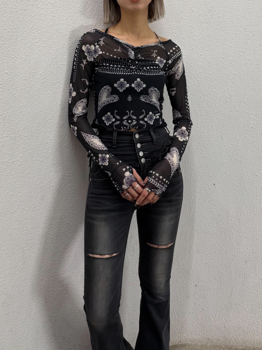 ブラック系のデニムパンツ、ブルー系のTシャツ/カットソー、ブラック系のローファーを着用したレディースの春コーディネートの6枚目の写真