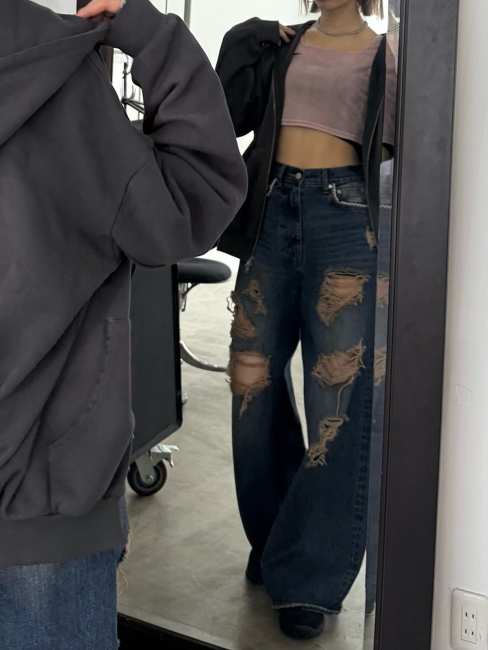 ブルー系のデニムパンツ、グレー系のパーカーを着用したレディースの冬コーディネートの4枚目の写真