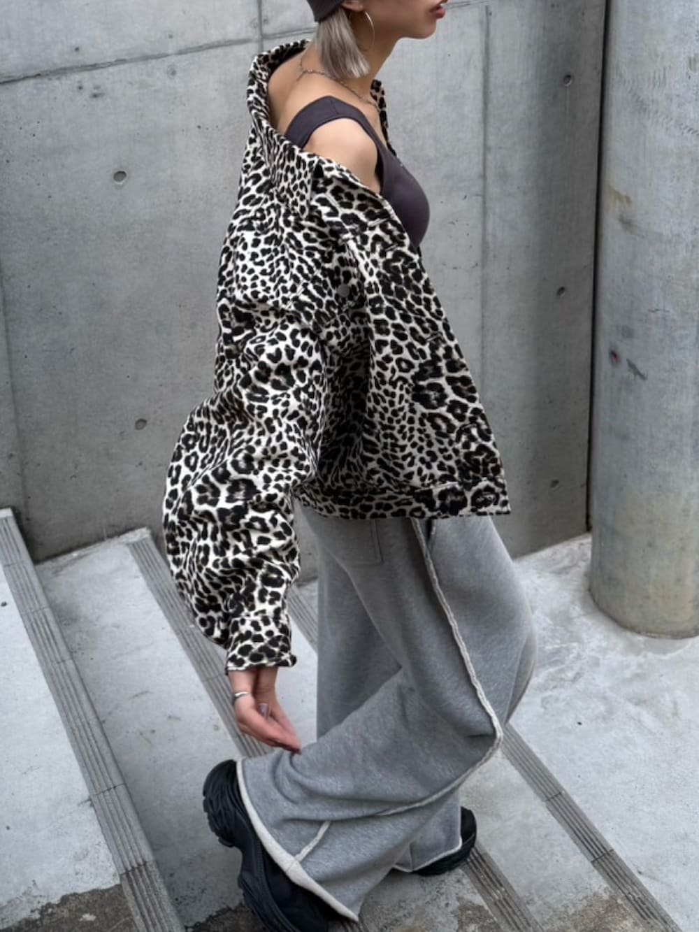 グレー系のスウェットパンツ、グレー系のTシャツ/カットソー、ホワイト系のブルゾンを着用したレディースの秋コーディネートの5枚目の写真