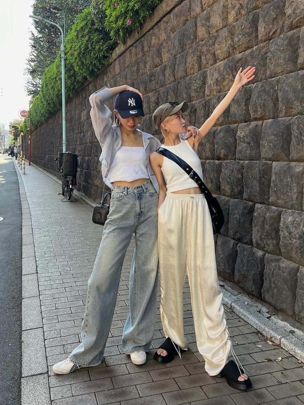 グレー系のシャツ/ブラウス、ホワイト系のその他パンツ、ホワイト系のタンクトップを着用したレディースの春コーディネートの2枚目の写真