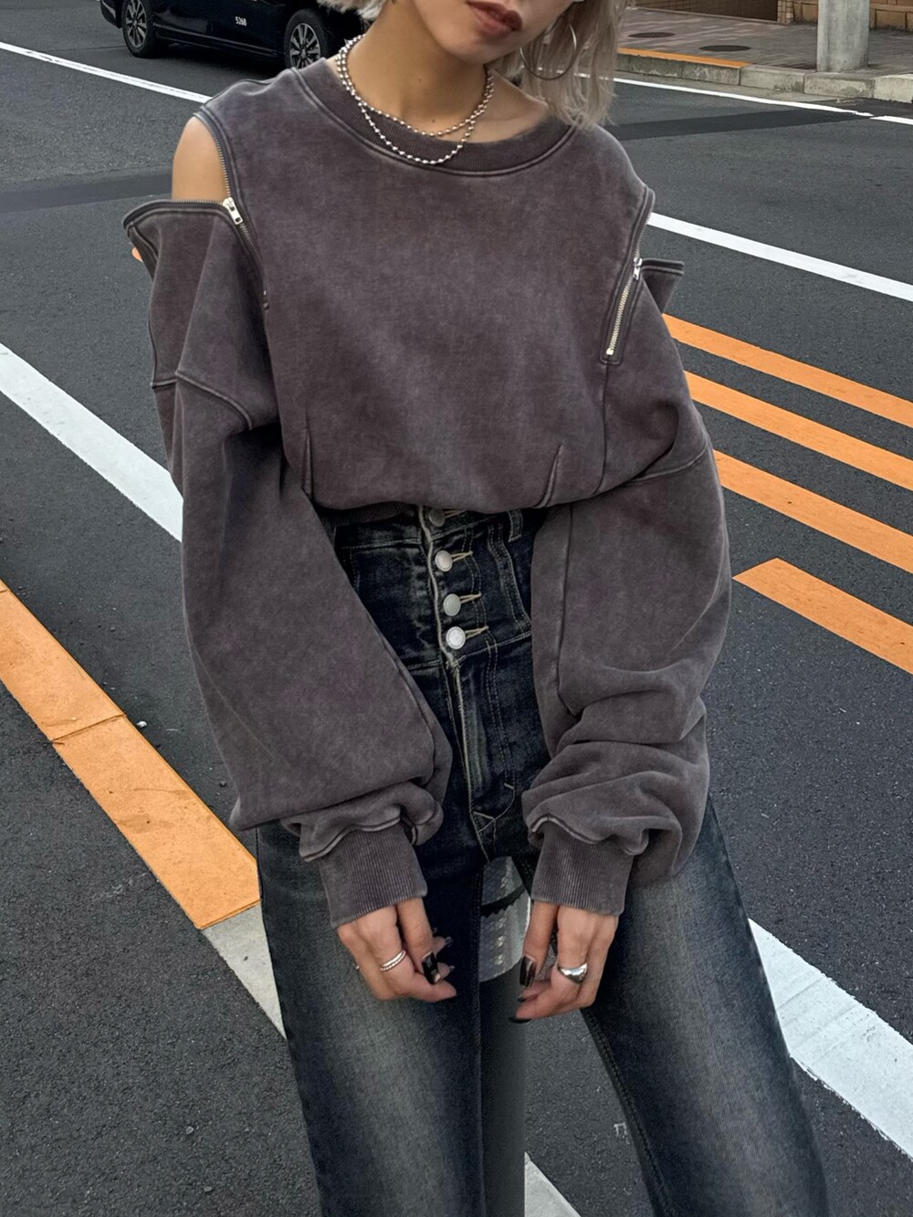 ブルー系のデニムパンツ、ブラック系のスニーカーを着用したレディースの秋コーディネートの3枚目の写真