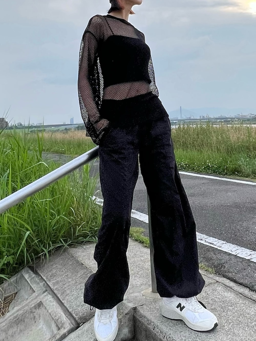 「EMODA、オールブラック、スニーカーコーデ、ニューバランス、ニューバランス2002、メッシュ、メッシュトップス、ニットキャップ」｜「EMODAのメッシュオーバートップ（Tシャツ/カットソー、ブラック系）」を使った、大谷亜宥茄 (EMODA)さん（レディース・170cm）の夏コーディネートの3枚目の写真
