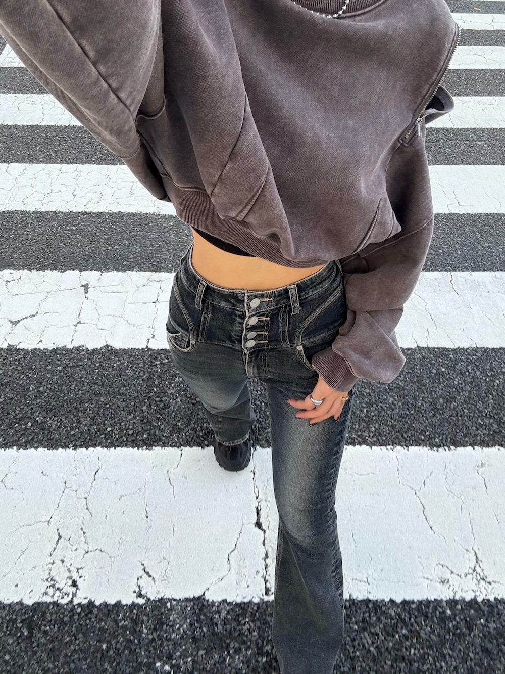 ブルー系のデニムパンツ、ブラック系のスニーカーを着用したレディースの秋コーディネートの4枚目の写真