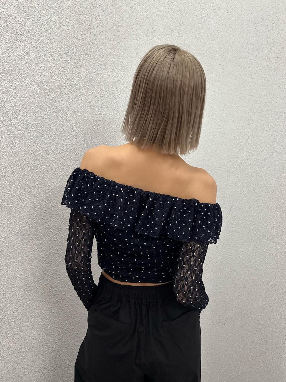 ブラック系のその他パンツ、ブルー系のTシャツ/カットソー、ホワイト系のパンプスを着用したレディースの秋コーディネートの3枚目の写真