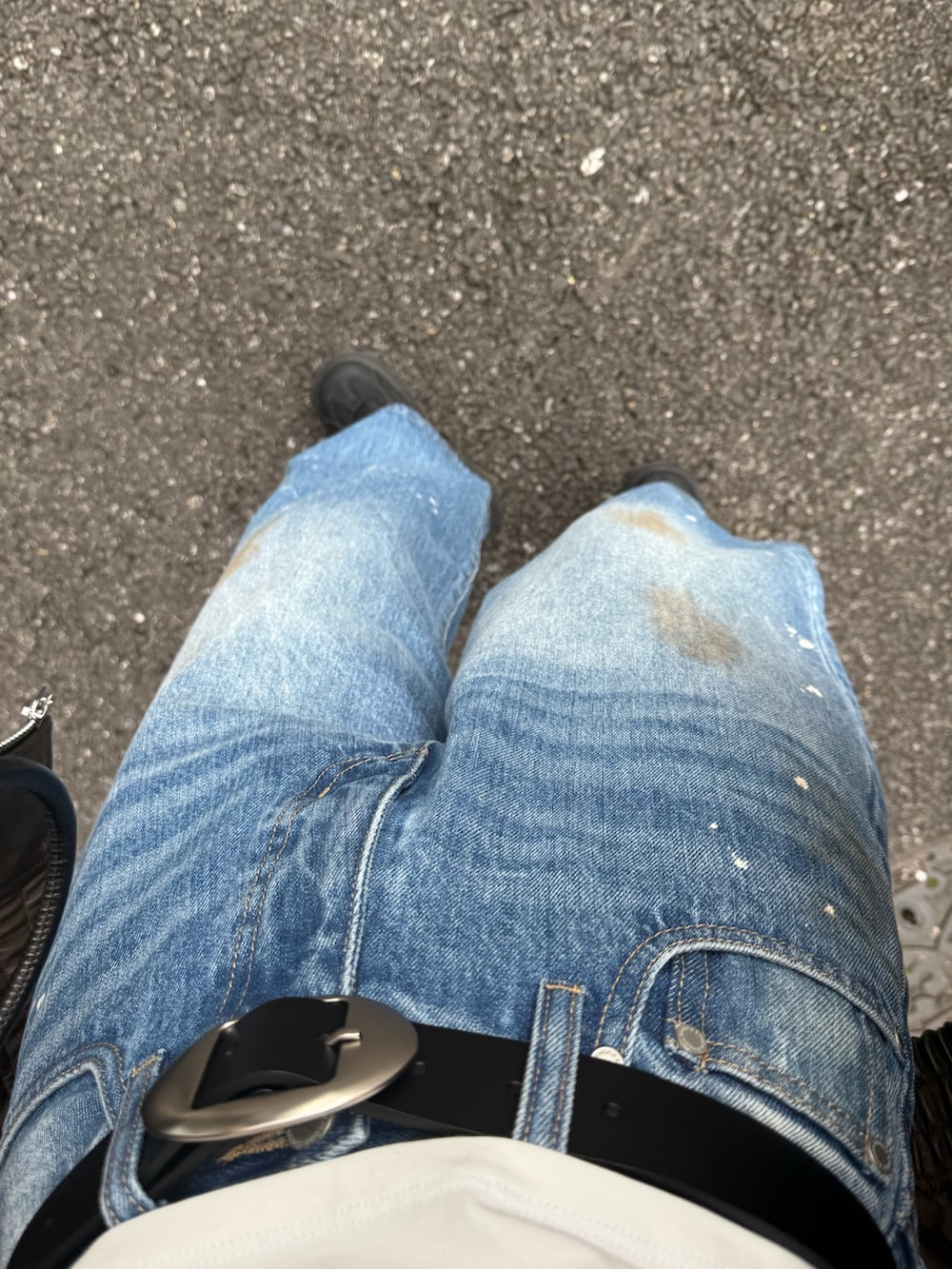 ブルー系のデニムパンツ、ブラック系のハンドバッグ、ブラック系のサンダルを着用したレディースの春コーディネートの6枚目の写真