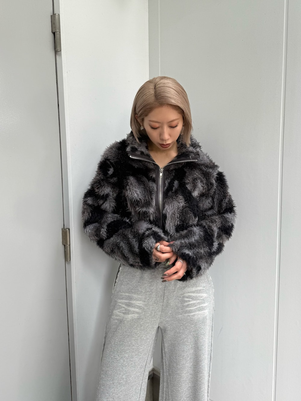 ブルー系のブルゾン、グレー系のスウェットパンツ、ブラック系のブーツを着用したレディースの秋コーディネートの3枚目の写真