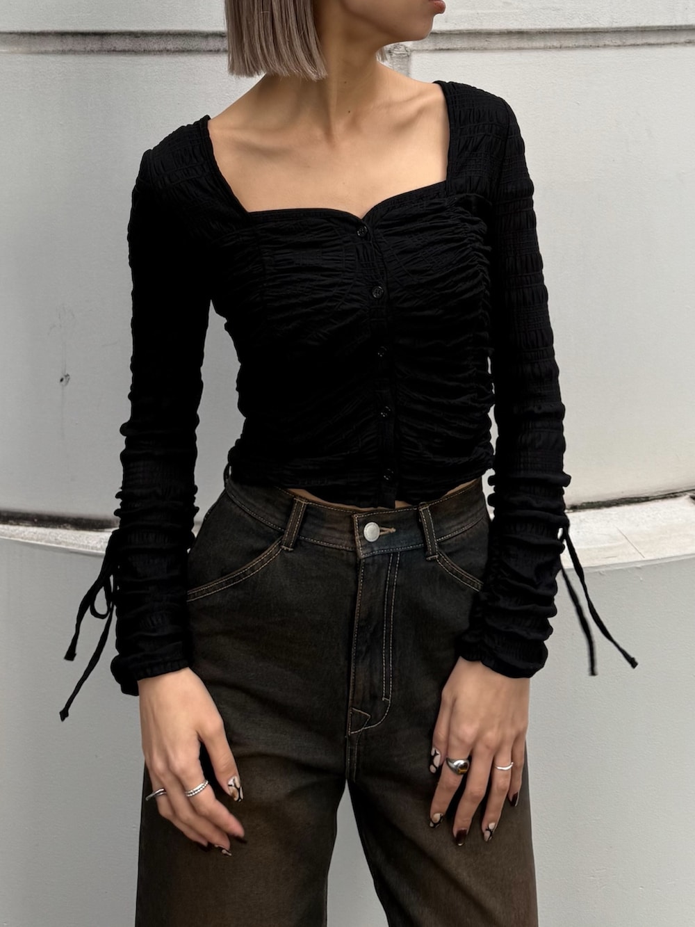 ブルー系のデニムパンツ、ブラック系のTシャツ/カットソー、ブラック系のローファーを着用したレディースの春コーディネートの2枚目の写真